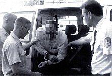 Auf dem Weg ins Gericht - LZ, 13.12.2001/Schr&ouml;der