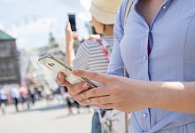 Zwei Frauen mit ihrem Smartphone im Urlaub - Christin Klose/dpa-tmn
