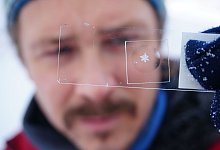 Paar verewigt Schneeflocken hinter Glas - Hoffmann/Cryosity/dpa