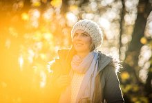 Eine Frau macht einen Herbstspaziergang - Christin Klose/dpa-tmn