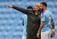 Pep Guardiola (l) und Kyle Walker - Oli Scarff/Nmc Pool/Pool AFP via AP/dpa