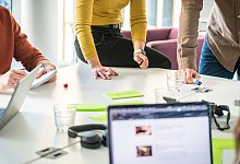 Kollegen in einem Meeting - Zacharie Scheurer/dpa-tmn