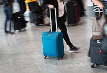 Reisende mit Handgep&auml;ck - Foto: Frank Rumpenhorst