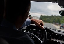 Ein Mann fährt Auto auf der Autobahn - Zacharie Scheurer/dpa-tmn