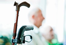 Gehhilfen sind in einer Wohn-Pflege-Gemeinschaft - Uwe Anspach/dpa/dpa-tmn