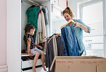 Eine Frau r&auml;umt einen Kleiderschrank aus - Markus Scholz/dpa-tmn