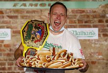 Hotdog-Wettessen in New York - Foto: John Minchillo/AP/dpa