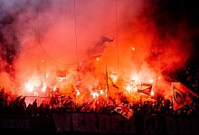 Pyrotechnik im Stadion - Rolf Vennenbernd/dpa