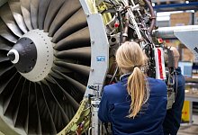 Frau in der Industrieproduktion - Sebastian Gollnow/dpa