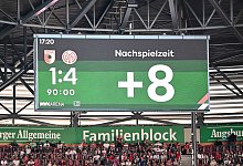 Anzeige der Nachspielzeit - Harry Langer/dpa