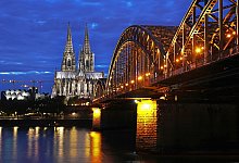 Dom in K&ouml;ln am Abend - Oliver Berg/dpa