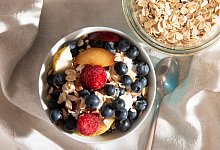 Frühstuecksmüsli in einer Schale - Anna Hirte/dpa-tmn