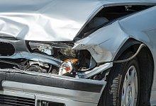 Besch&auml;digtes Auto - Foto: Armin Weigel/dpa