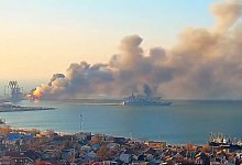 Rauch steigt nach einem Beschuss in der Nähe eines Seehafens in Berdjansk auf. - Ukrainisches Militär/ZUMA Press Wire Service/dpa