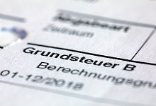 Die Grundsteuer muss neu berechnet werden. Dafür müssen Grundstücksbesitzer ab Juli bis Oktober eine zusätzliche Steuererklärung abgeben. - Jens Büttner/zb/dpa