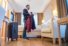 Tourist in einem Hotelzimmer - Christin Klose/dpa-tmn
