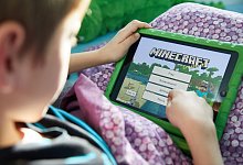 Ein Junge spielt das Computerspiel Minecraft. - Georg Wendt/dpa