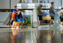 Fluggäste gehen durch den Flughafen in Palma de Mallorca. - Andreas Arnold/dpa