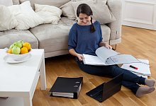 Eine Frau sortiert Unterlagen - Christin Klose/dpa-tmn/dpa