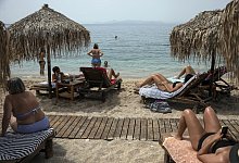 Urlaub am Strand - Foto: Yorgos Karahalis/AP/dpa