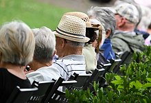 Rentnerinnen und Rentner - Arne Dedert/dpa