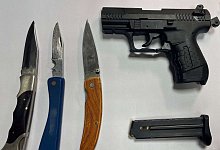 Messer und Schreckschusswaffe - -/Bundespolizeidirektion Sankt Augustin/dpa