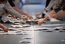 Wahlhelfende sorgen für die ordnungsgemäße Durchführung der Wahl. - Sebastian Gollnow/dpa