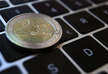 Euro-Münze auf Tastatur - Karl-Josef Hildenbrand/dpa