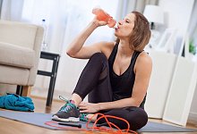 Eine Person trinkt en isotonisches Getr&auml;nke - Christin Klose/dpa-tmn