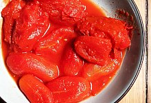 Gesch&auml;lte Tomaten in einer Sch&uuml;ssel - Bernd Diekjobst/dpa-tmn