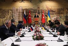 Der t&uuml;rkische Pr&auml;sident Recep Tayyip Erdogan (M) h&auml;lt eine Rede zur Begr&uuml;&szlig;ung der russischen (l.) und ukrainischen Delegationen. - Uncredited/Turkish Presidency/AP/dpa