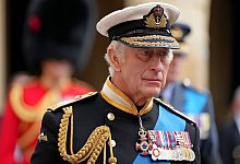 König Charles III. folgt dem Leichenwagen mit dem Sarg seiner Mutter, Königin Elizabeth II., auf dem Weg zur St. Georges Kapelle auf Schloss Windsor. - Jon Super/Pool AP/dpa