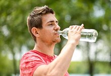 Stille Mineralwasser im Test - Foto: Tobias Hase/dpa-tmn