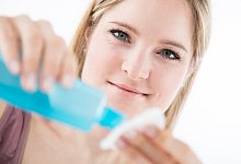 Reiniger f&uuml;r Augen-Make-up im&nbsp;Test - Foto: Christin Klose/dpa-tmn