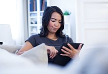 Frau schaut genervt auf ein Tablet - Christin Klose/dpa-tmn