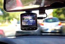 Die Polizei in NRW setzt in eingen Streifenwagen aktuell Dashcams ein, um Blockierer von Rettungsgassen zu filmen. - dpa