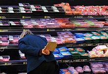 Fleischregal eines Edeka-Marktes - Foto: Julian Stratenschulte