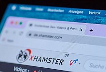Auf einem Computerbildschirm wird das Pornoportal &laquo;xHamster&raquo; angezeigt. - Annette Riedl/dpa/Archivbild