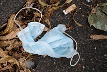 Weggeworfener Mund-Nasen-Schutz - Foto: Marijan Murat/dpa