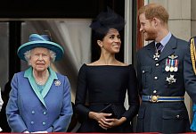 Königin Elizabeth II., Meghan und Prinz Harry (Archivbild) - Matt Dunham/AP/dpa