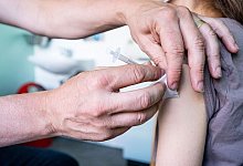 Kind bekommt Spritze - Fabian Sommer/dpa/dpa-tmn