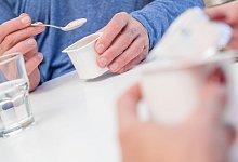 Joghurtbecher richtig recyceln - Foto: Christin Klose/dpa-tmn