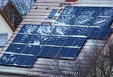 D&uuml;nne Schneedecke auf Solaranlage eines Einfamilienhauses - Jan Woitas/dpa/dpa-tmn