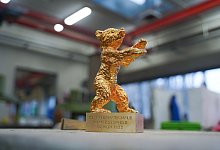 Produktion der Berlinale Bären - Foto: Jörg Carstensen/dpa