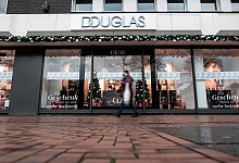Parfümeriekette Douglas - Fabian Strauch/dpa