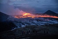 Lava tritt aus einer Spalte eines Vulkans bei Litli-Hr&uacute;tur aus - Marco Di Marco/AP/dpa-tmn