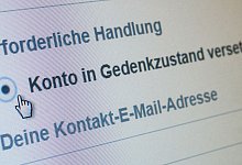 Gedenkzustand eines Online-Profils ist auf einem Display zu sehen - Andrea Warnecke/dpa-tmn
