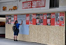 Zwei Festnahmen nach Anschlag auf Linke-Parteibüro in Oberhausen - Roberto Pfeil/dpa/Archivbild