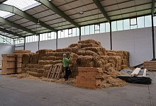 Strohhaus aus heimischen Rohstoffen - Oliver Pietschmann/dpa/Produktion