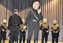 Musikalischer Leiter: Peter Orloff tritt derzeit t&auml;glich mit den Schwarzmeer-Kosaken auf. Beim dritten Auftritt in Oerlinghausen &uuml;bernimmt er zwischendurch auch Soloparts. Im Ged&auml;chtnis bleiben wird dem Publikum aber wohl ein m&auml;nnlicher Sopran und die tiefen B&auml;sse der meisten anderen Kosaken. - Karin Prignitz